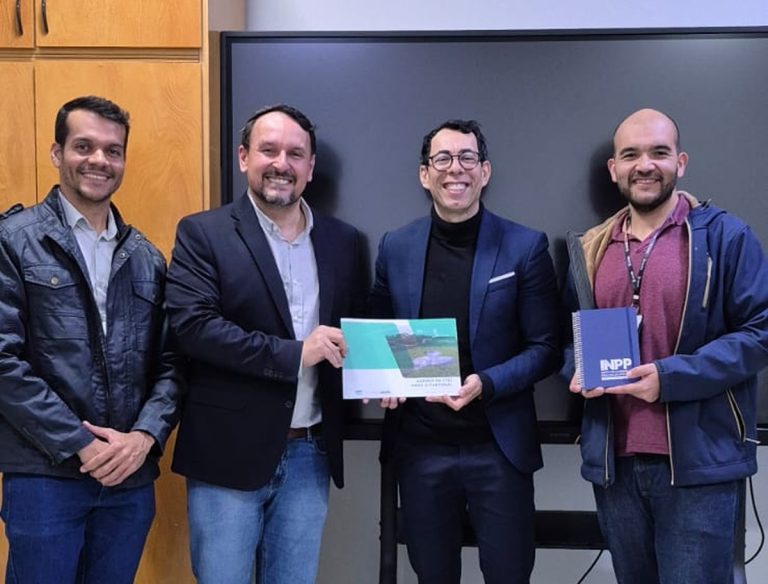 Equipe do INPP com a Agenda da CTIE para o Pantanal e o caderno INPP, marcando a parceria com IFMT e IFMS